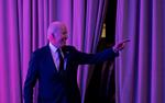 Президент США Байден пошутил, что в прошлом его оперировали, чтобы убедиться в наличии у него мозга