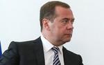 Медведев заявил, что приличный человек в сложные для государства времена должен находиться в своей стране