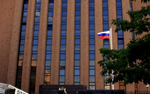 Жители Еревана несут к посольству РФ цветы в память о погибших миротворцах