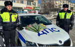 В Хабаровском крае цветочные патрули ГИБДД поздравили женщин с 8 Марта