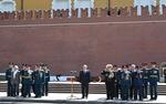 Путин возложил цветы к могиле Неизвестного солдата в Москве