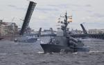 Дождь в Петербурге не помешал подготовке парада ко Дню ВМФ
