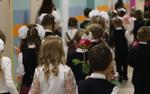 Не все родители увидели своих детей на линейке из-за дождя в Петербурге
