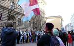 Трансгендеры* Латвии осквернили государственный флаг