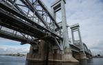 В понедельник движение по Ладожскому мосту приостановят на 45 минут