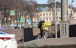 В Петербурге начали действовать ограничения на работу курьеров-мигрантов