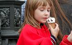 Человек лучше всего усваивает новые языки в возрасте 2-4 лет