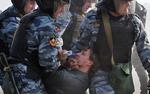 В Киеве активисты и спецназ устроили битву за автобус