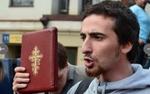 Православных активистов приняли за актеров в МХТ
