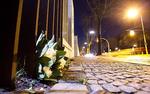 Москвичи несут цветы погибшим полицейским
