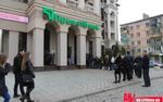 В Симферополе люди в панике собираются в  очереди у банкоматов