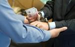 Двух московских полицейских задержали за вымогательство