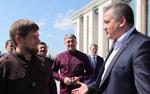 Аксёнов приехал в Грозный, где вручил Кадырову медаль