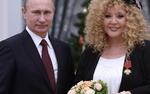 Кокетливая Алла Пугачева получила орден от Владимира Путина