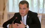 Медведев: отказываясь принять делегацию РФ, США ведут себя просто глупо