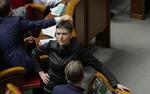 Надежда Савченко заснула во время обсуждения национальной безопасности (ВИДЕО)