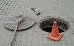 Два московских школьника упали в открытый люк с кипятком