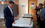 Олег Кожемяко попробовал выпечку на избирательном участке