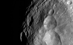NASA показало кратер астероида в виде снеговика