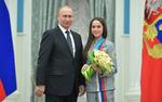 Владимир Путин в Кремле наградил Алину Загитову