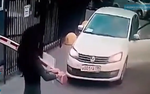 Автохулиганка разломала шлагбаум, чтобы припарковаться во дворе жилого комплекса
