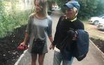 Школьницу из Перми распекли в сети за помощь бездомному старику
