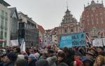 В Риге прошел масштабный митинг: зачем люди собирались на Ратушной площади?