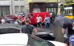 Появилось видео нападения на машину Порошенко после допроса