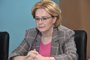 Скворцова заявила, что зарплату медработникам подняли во всех регионах страны
