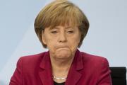 Меркель вновь пришлось прослушать гимн сидя