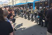"Мы без оружия!" скандируют люди на митинге в Москве. ОМОН выдавливает людей с Тверской. Задержаны более 260 человек