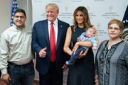 Трампа обвинили в отсутствии человечности из-за фотографии с младенцем