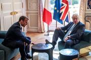 Британский премьер Борис Джонсон опозорился на встрече с Макроном, задрав  ногу на стол