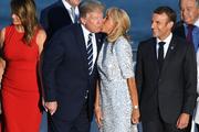 Трамп поцеловал супругу Макрона в присутствии Меланьи на G7