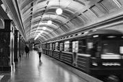 На "красной ветке" московского метро пассажир погиб после падения на рельсы