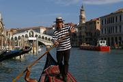 В Венеции турист едва не утонул из-за селфи