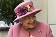 Королева Великобритании вышла в свет со слуховым аппаратом