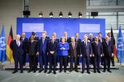 Видео: Путина потеряли во время конференции в Берлине 