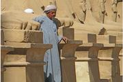 В египетском Луксоре расчищают вход в древнюю гробницу