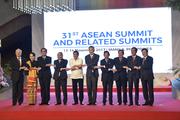 Пользователи сети смеются над "двойным" рукопожатием Трампа на саммите АСЕАН