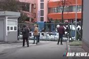 Здание телеканала NewsOne в Киеве заблокировано неизвестными в военной форме