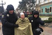 Активистка Femen, раздевшись, призвала Порошенко и Саакашвили «грести» с Украины