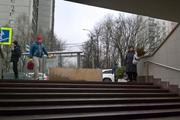 В Москве перед переходами у станций метро  устанавливают  заграждения