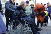 Собчак проехалась в инвалидной коляске