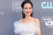 Истощенная фигура Анджелины Джоли в открытом платье ужаснула фанатов