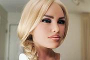 Робот для взрослых может из нежной блондинки превратиться в женщину-вамп (ВИДЕО)