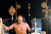 Жители Европы и Канады восхищены искупавшимся в проруби на Крещение Путиным