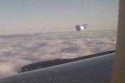 Пассажир снял НЛО на свой телефон из иллюминатора самолета, видео попало в Сеть