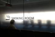 В Госдуме поддержали законопроект о курилках в аэропортах