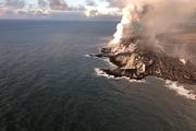 Пляжи Гавайев после извержения вулкана покрылись опасными золотыми "волосами"